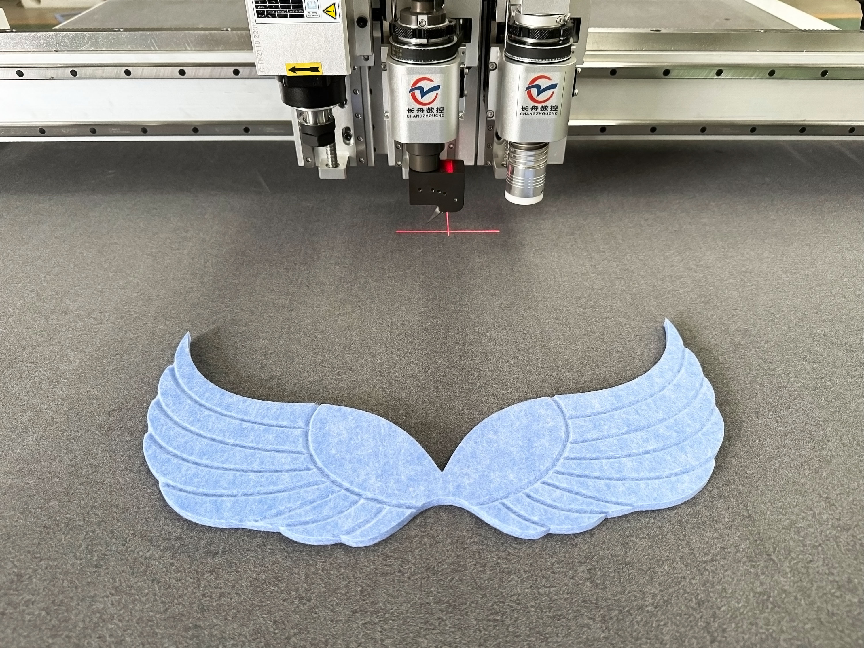 CNC-Schneide- und Nutmaschine f&uuml;r Akustikplatten aus PET-Filz