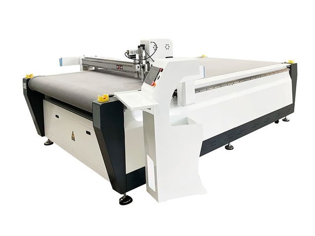 Akustick&yacute; panel Pet Felt CNC rezac&iacute; a skosen&yacute; dr&aacute;žkovac&iacute; stroj