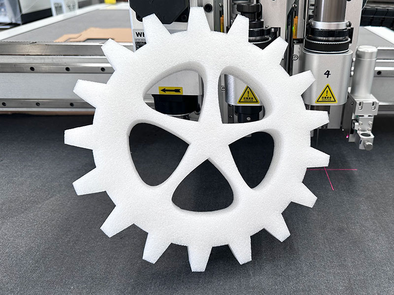 Como a m&aacute;quina de corte com faca oscilante corta a placa de espuma EPE