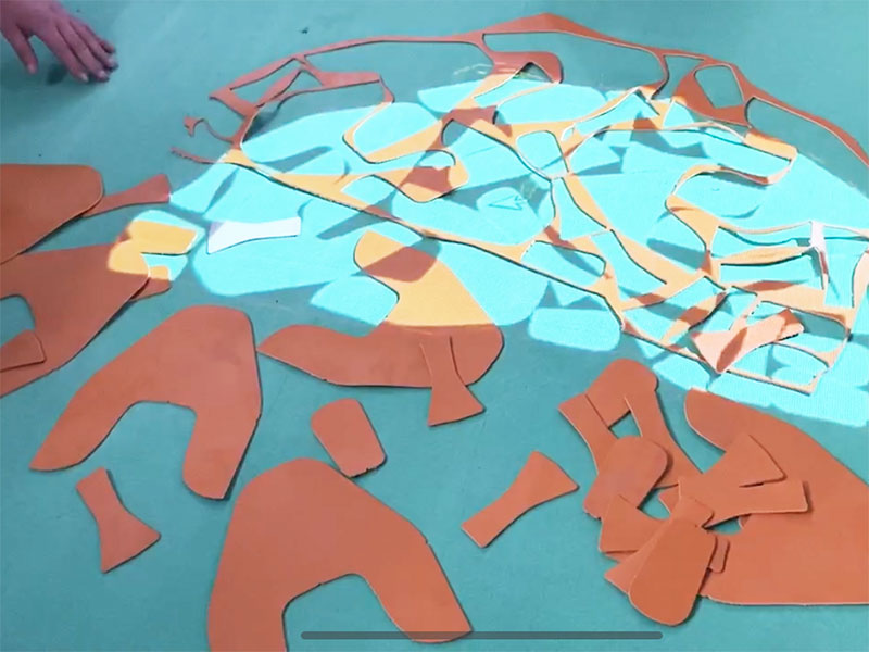 CNC řezac&iacute; stroj s oscilačn&iacute;m nožem v průmyslu prav&eacute; kůže