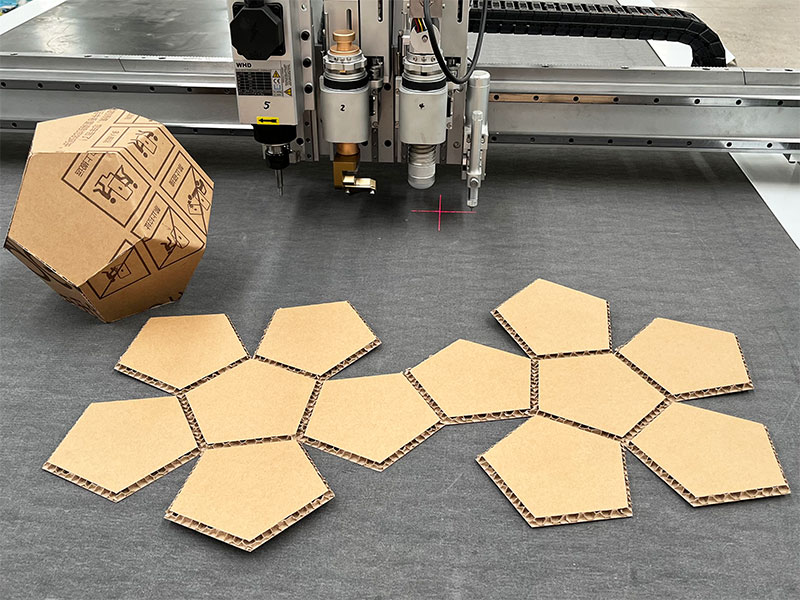 Karton kartondobozos CNC v&aacute;g&oacute;g&eacute;p